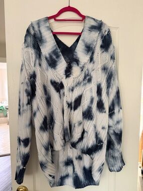 Free People Blue and White Ombre Cable Knit V‑Neck Sweater